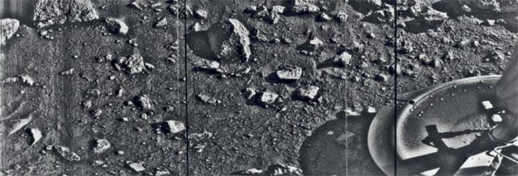 اول صورة لسطح المريخ التقطت عام 1976 بواسطة الرحلة فايكينج 1 الى المريخ