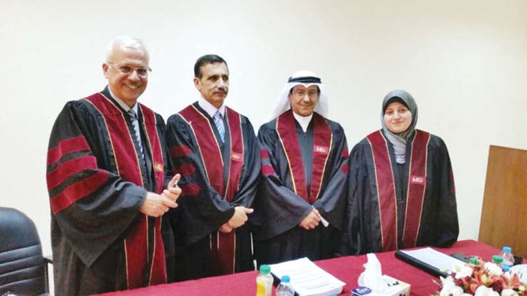 الباحث منير العتيبي يتوسط المشرفين على رسالته﻿