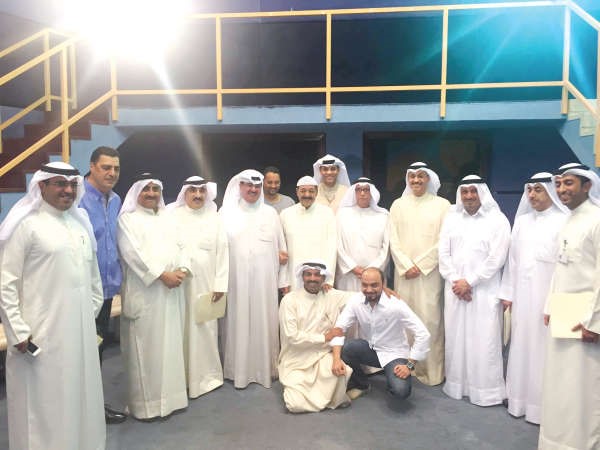 صورة جماعية تجمع وكيل وزارة الاعلام دطارق المزرم ووكيل الاذاعة الشيخ فهد المبارك ووكيل التلفزيون يوسف مصطفى ومدير العام سعد الفندي ووفد مكافحة الفساد مع الفنانين المشاركين في المسلسل﻿