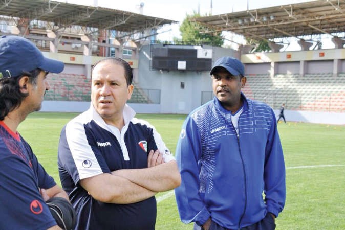 مدرب المنتخب الوطني نبيل معلول خلال التدريب مع جديد ونفاع﻿