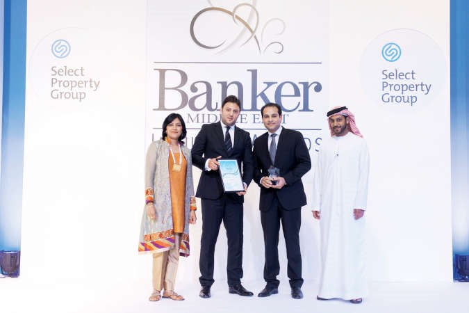 نائب مدير عام الخدمات المصرفية الشخصية في بنك الخليج غول خان يستلم الجائزة في حفل توزيع الجوائز من بانكر مدل ايست في دبي 