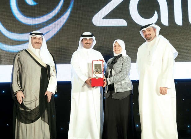 ممثل سمو امير البلاد وزير الشؤون الاجتماعية والعمل ووزير الدولة لشؤون التخطيط والتنمية هند الصبيح تقدم درعا تكريمة لممثل زين 