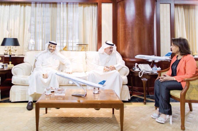 عيسى الكندري متحدثا الى رشا الرومي ويبدو عبدالله الشرهان