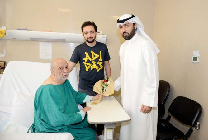 تقديم الورود للمرضى