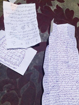 الاحجبة والطلاسم التي ضبطت مع الخليجي