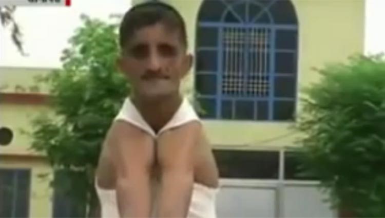 بالفيديو.. شاهد "الرجل المطاطي"