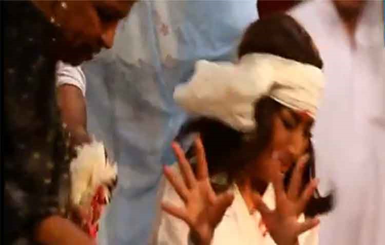 بالفيديو.. انهيار اعلامية مصرية في جلسة "زار"