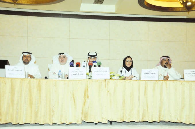 المشاركون في الحلقة النقاشية معبدالله خسروه ودخديجة اشكناني وعريف الندوة ضاري البليهيس والنائب خليل الصالح ودعبدالهادي الصالح