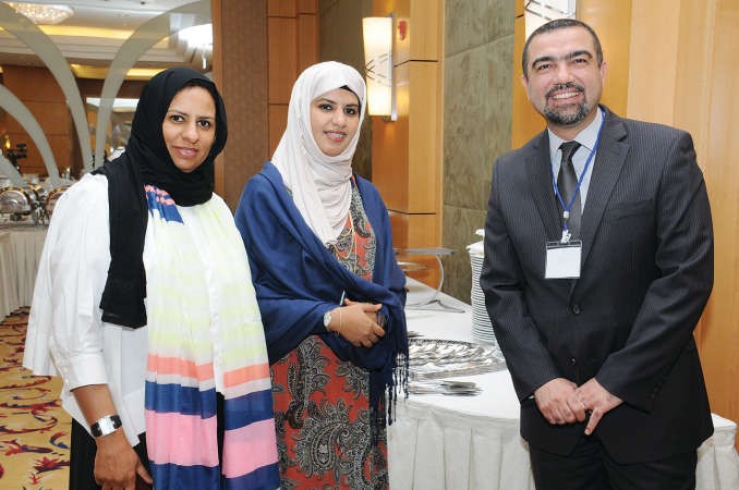 دنهاد الجبوري في لقطة تذكارية مع طالبتين﻿