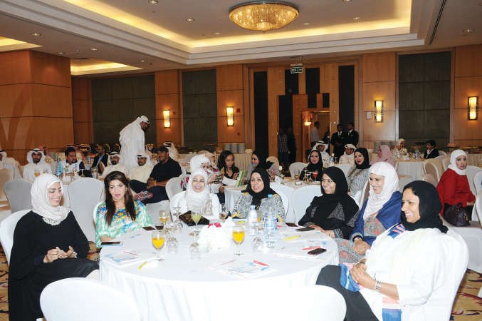 عدد من الخريجات في لقطة تذكارية﻿