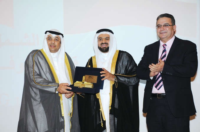 يعقوب الصانع يتلقى درعا تقديرية من قبل جامعة العلوم التطبيقية	 انور الكندري﻿