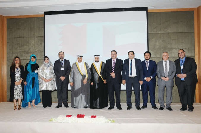 الوزير يعقوب الصانع مع عدد من قياديي واداريي جامعة العلوم التطبيقية﻿