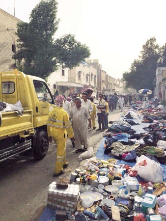 عمال البلدية خلال مصادرة كميات من الملابس العسكرية في الجليب 