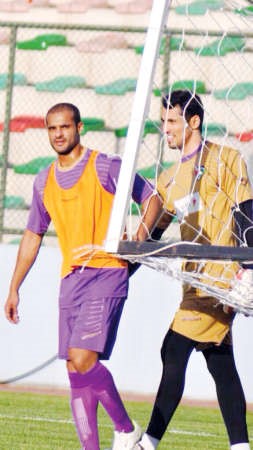 بدر المطوع وخالد الرشيدي يحملان المرمى﻿