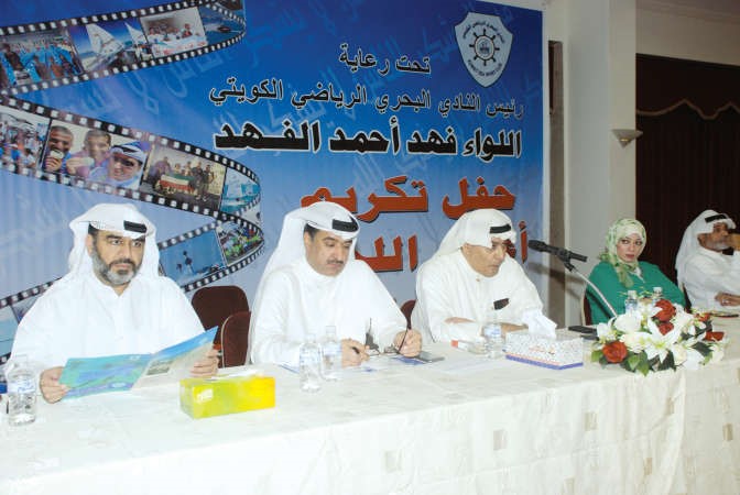 م احمد الغانم يتحدث وبجانبه الفودري ومندوبو الهيئة والهولي﻿
