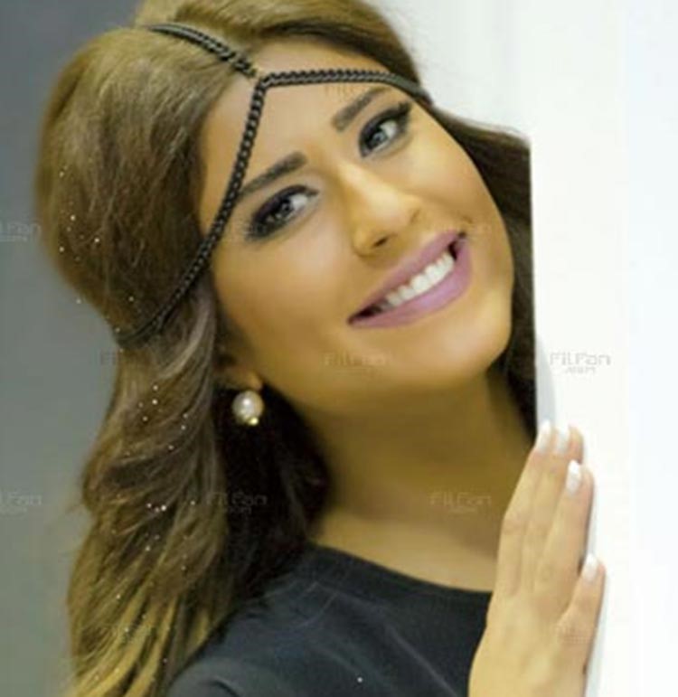 بالصور.. الفنانة ليلى عبد الله تسخر من طفولتها