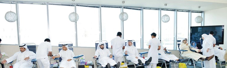 موظفو البنك خلال التبرع ﻿