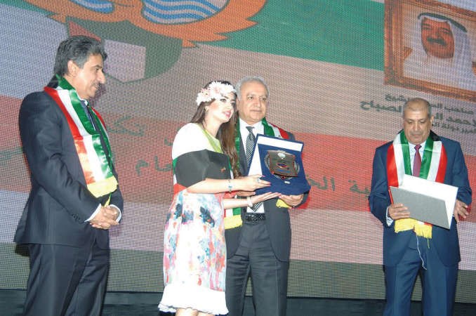 دبدر العيسى مكرما احدى الخريجات بحضور دبدر الزمانان ودفريح العنزي ﻿