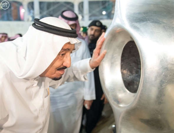 خادم الحرمين الشريفين يهم بتقبيل الحجر الاسود﻿