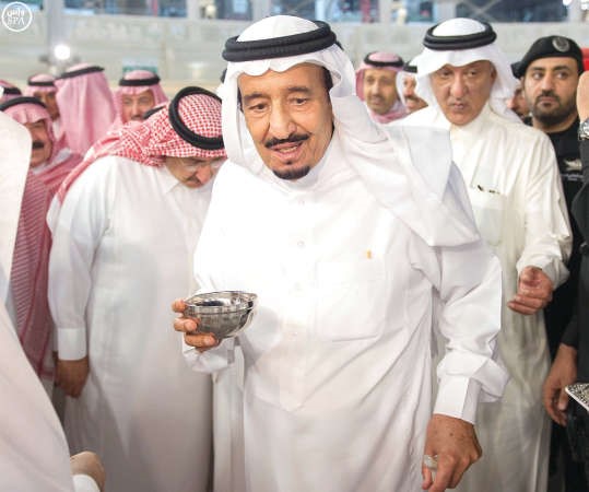 خادم الحرمين الشريفين يتشرف بغسل الكعبة المشرفة﻿