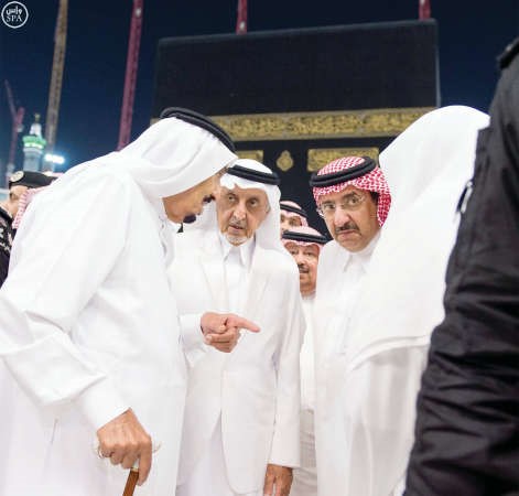 حديث بين الملك سلمان والامير خالد الفيصل وولي العهد الامير محمد بن نايف منصتا﻿