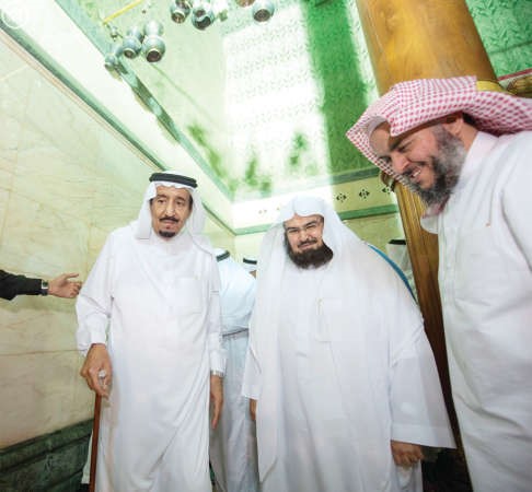 الملك سلمان والشيخ السديس داخل الكعبة المشرفة﻿