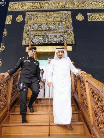 الملك سلمان بعد تشرفه بغسل الكعبة﻿