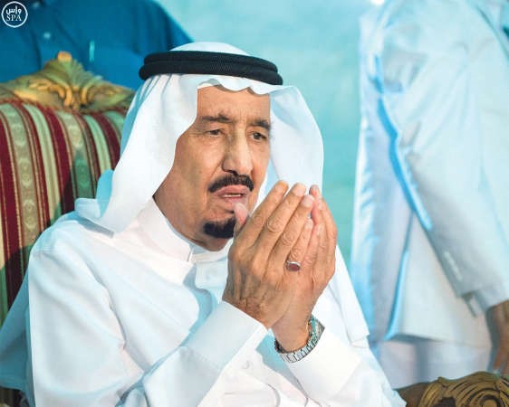 خادم الحرمين الشريفين يزور المسجد الحرام ويتشرف بغسل الكعبة المشرفة