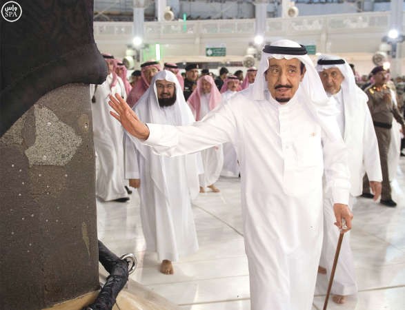 الملك سلمان يمسح على الركن اليماني﻿