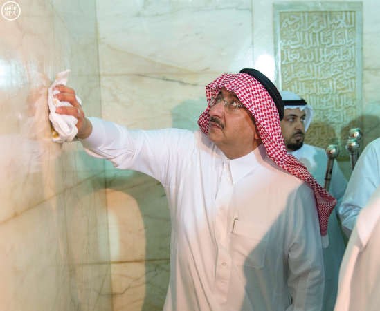 صاحب السمو الملكي الامير محمد بن نايف ولي العهد يشارك في غسل الكعبة﻿