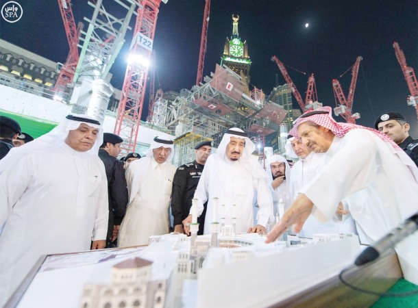خادم الحرمين الشريفين يزور المسجد الحرام ويتشرف بغسل الكعبة المشرفة