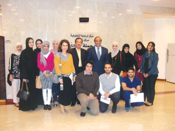 دخالد الصالح يتوسط الاطباء المشاركين في الدورة﻿