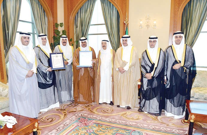 صاحب السمو الامير الشيخ صباح الاحمد لدى استقباله بحضور سمو ولي العهد الشيخ نواف الاحمد ابناء المغفور له باذن الله تعالى رئيس مجلس الامة السابق جاسم الخرافي وهم عبدالمحسن الخرافي ولؤي الخرافي واياد الخرافي وانور الخرافي وطلال الخرافي واحمد الخرافي﻿