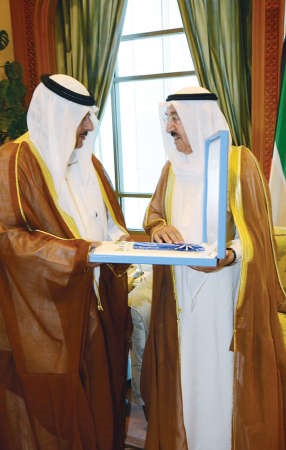 صاحب السمو الامير الشيخ صباح الاحمد يسلم عبدالمحسن الخرافي الوسام الممنوح للفقيد الكبير جاسم الخرافي﻿