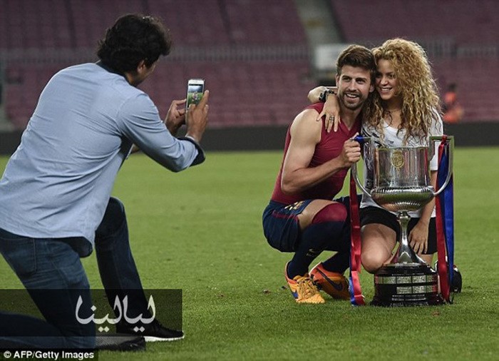 صور شاكيرا تحتفل مع جيرار بيكيه بالتتويج بكأس الملك بالقبلات والأحضان