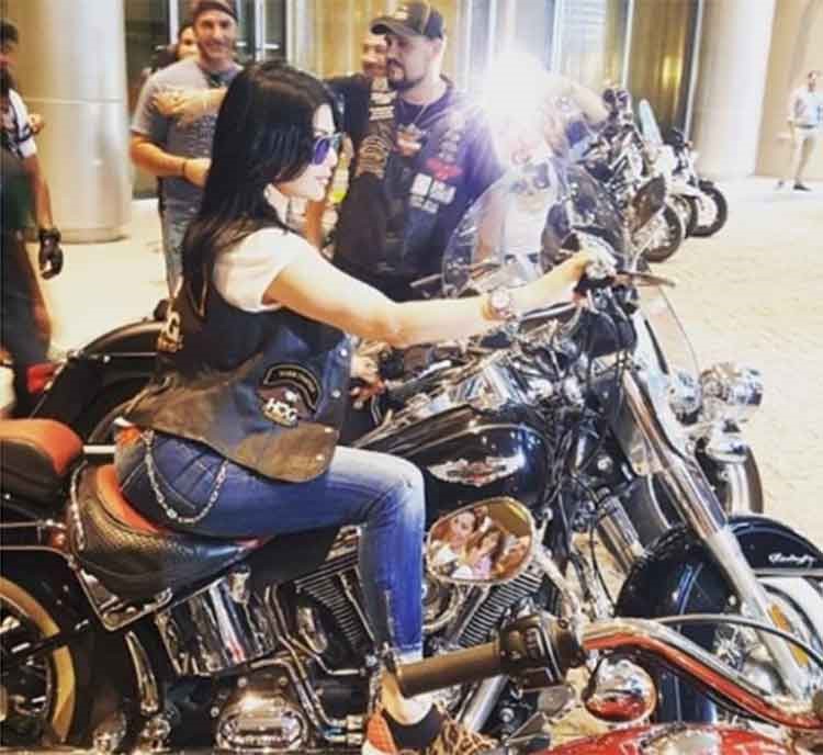 بالصور.. ركوب الدراجة النارية يزيد إطلالة هيفاء وهبي إثارة في دبي