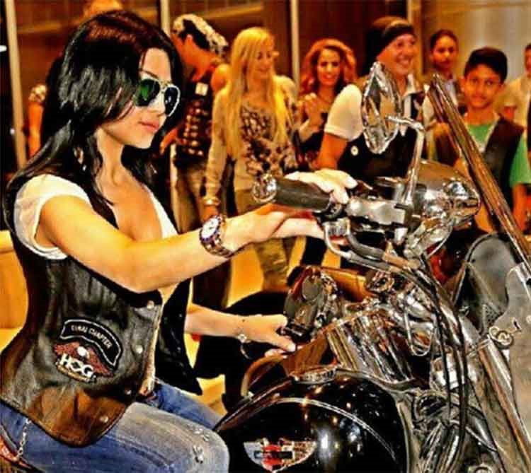 بالصور.. ركوب الدراجة النارية يزيد إطلالة هيفاء وهبي إثارة في دبي