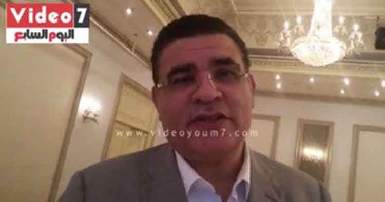 بالفيديو.. أستاذ بجامعة الأزهر: يجوز للمرأة ضرب زوجها اذا لم تأخذ حقها بالقانون.. وأزهريون: فتواه تحول البيت إلى "مصارعة ثيران" !