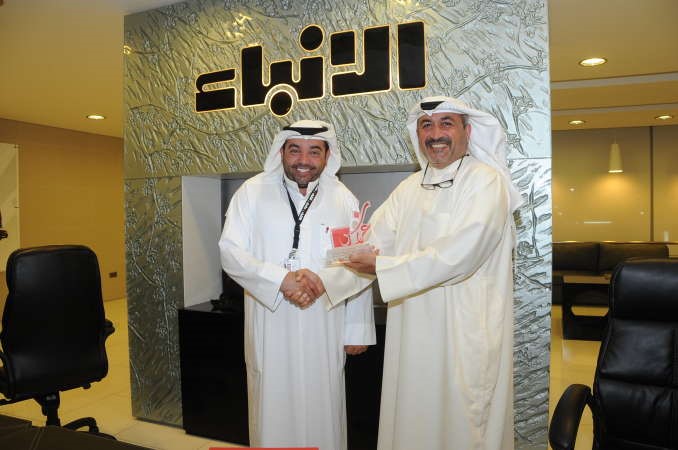 داحمد الشطي يقدم درعا تكريمية لرئيس التحرير الزميل يوسف خالد المرزوق 