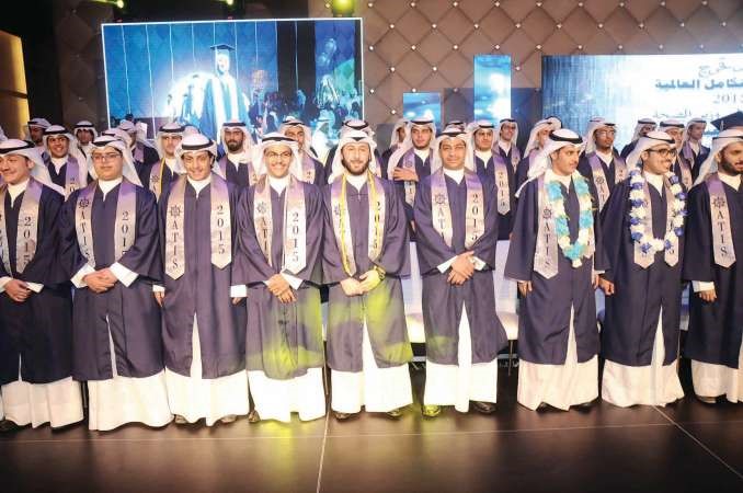 الطلاب الخريجون على منصة التكريم﻿