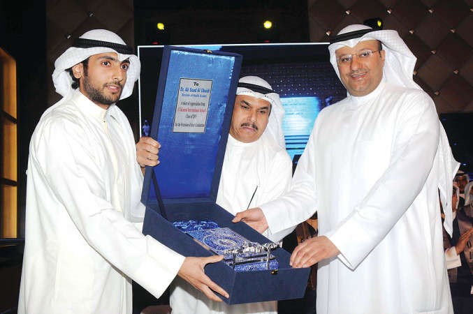 الوزير العبيدي يتسلم درعا تذكارية من عبداللهوبدر الوزان ﻿