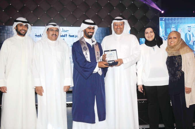 تكريم الطالب منصور المعيلي الحائز على جائزة المدرسة بحضور مديرة المدرسة زينة صباغ وناظرة المرحلة الثانوية نهلة رشاد﻿
