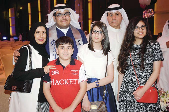 الخريج عبدالله حسن الكندري وعائلته﻿