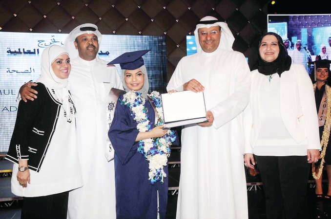 الطالبة اية مرزوق تتسلم تكريمها وسط اسرتها﻿