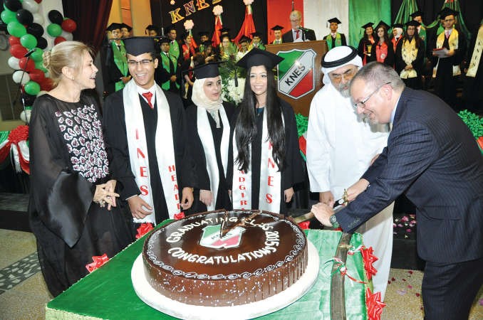 مشاركة بقطع كيكة الحفل