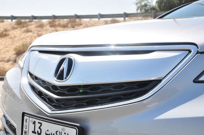 أكورا TLX مزيج القوة والفخامة