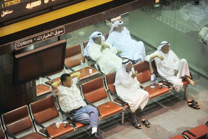 الجلوس بصمت ونفخ السجائر مشاهد يومية تظهر حالة الياس في صفوف المضاربين بالبورصة الكويتيةقاسم باشا﻿