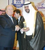 الشيخ احمد الفهد مع بلاتر في مناسبة سابقة ﻿