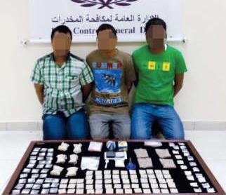 النيباليون الثلاثة وامامهم المضبوطات﻿