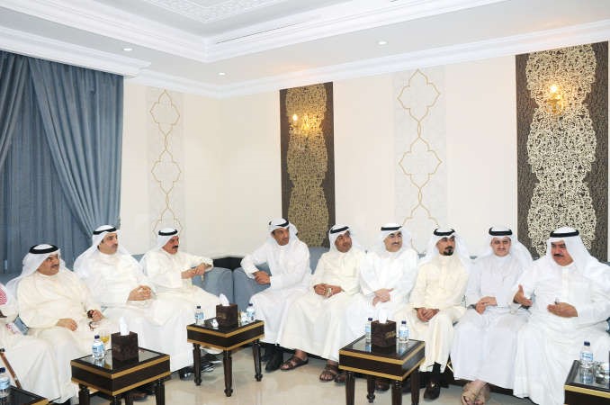 اللواء م ثابت المهنا وفارس العتيبي وعبدالله المعيوف وجمال العمر وعدد من الحضور